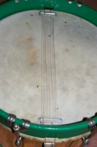 detail of lower head/nylon snares
